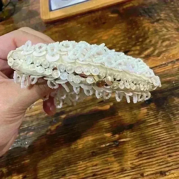 Vintage white beaded clutch handmade in honk Kong - Picture 7 of 7
